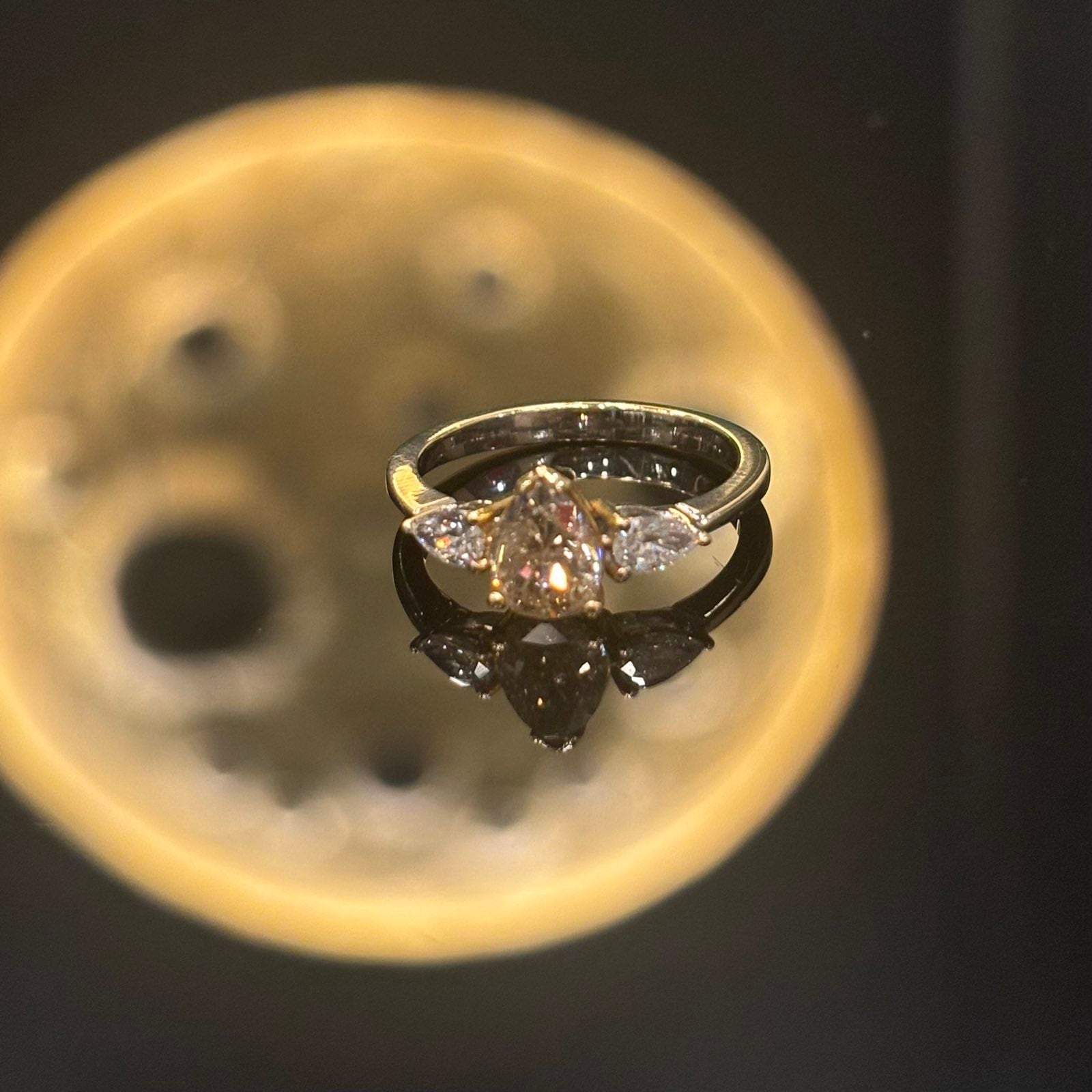 Годежен пръстен с три диаманта във форма капка и сертификат GIA